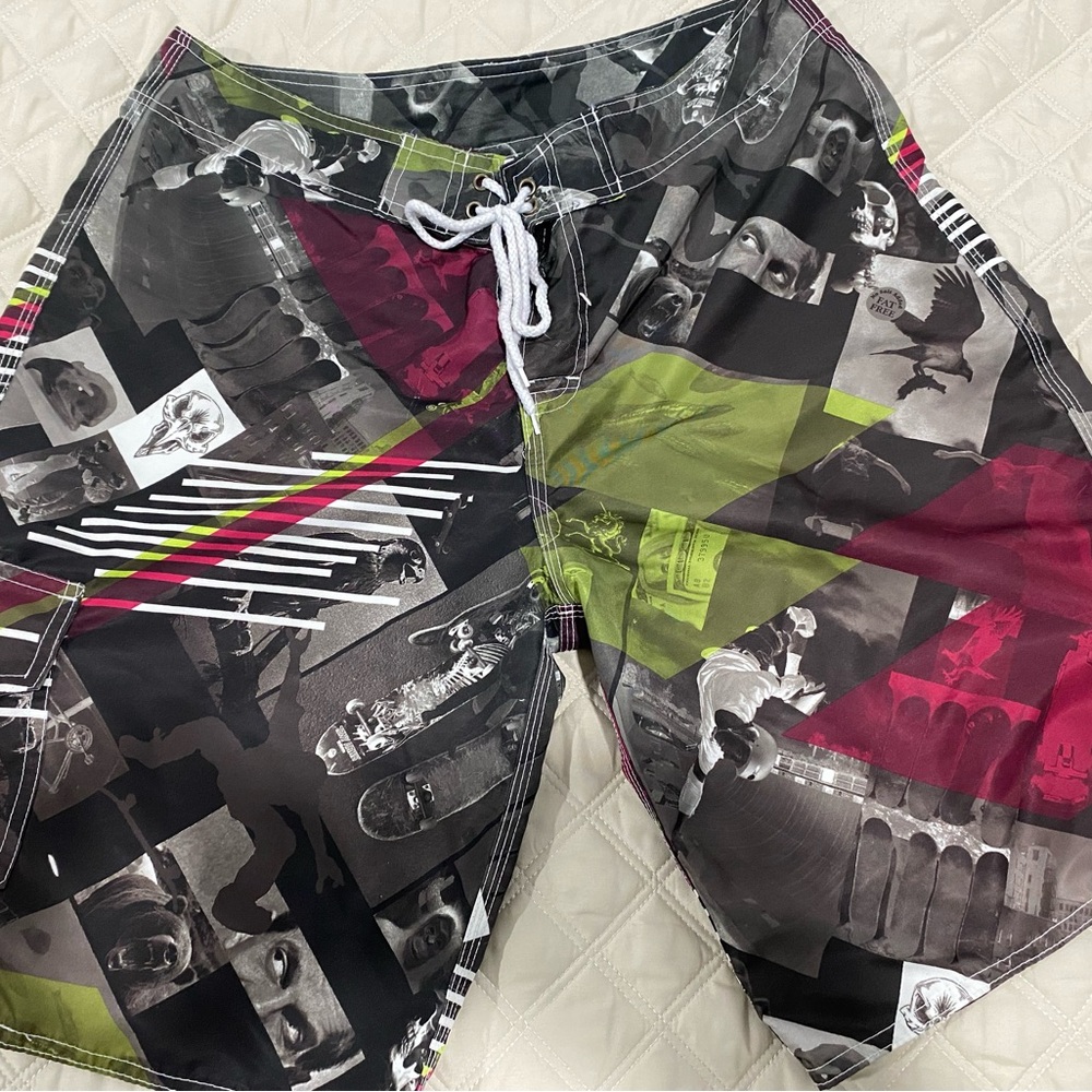 Stylish Men's Swim Trunks with Graphic Design